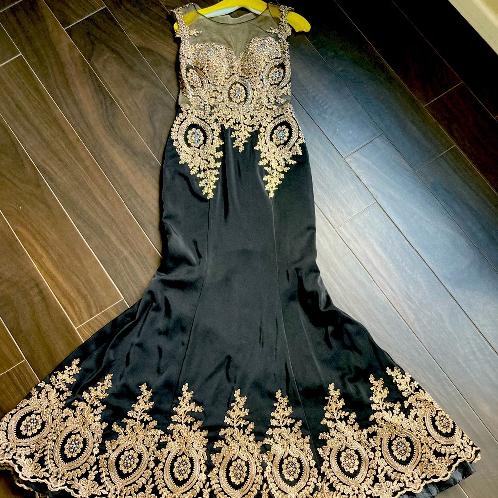 Stunning Tony Bowls evening gown. Worn once Mother of the bride dress size 8.
